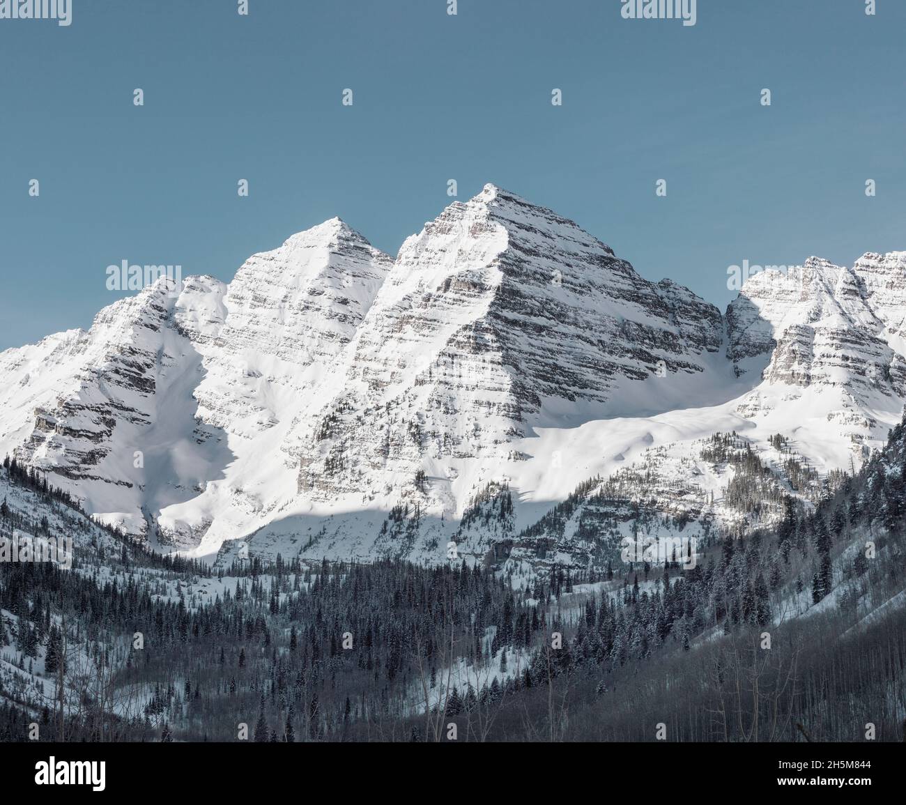 The Maroon Bells, juste à l'extérieur d'Aspen dans le Colorado et#39;s Rocky Mountains USA - automne est à l'œuvre dans le comté de San Juan, Colorado USA - image originale de Carol Banque D'Images