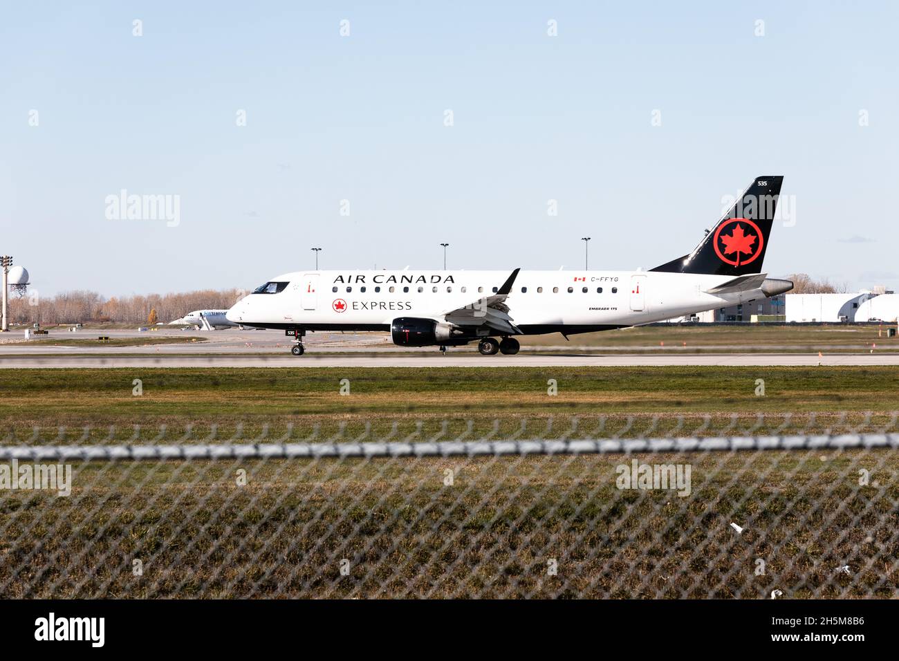 Air Canada Express Embraer E175SU à l'aéroport de Montréal, Pierre-Elliott Trudeau, Québec, Canada Banque D'Images