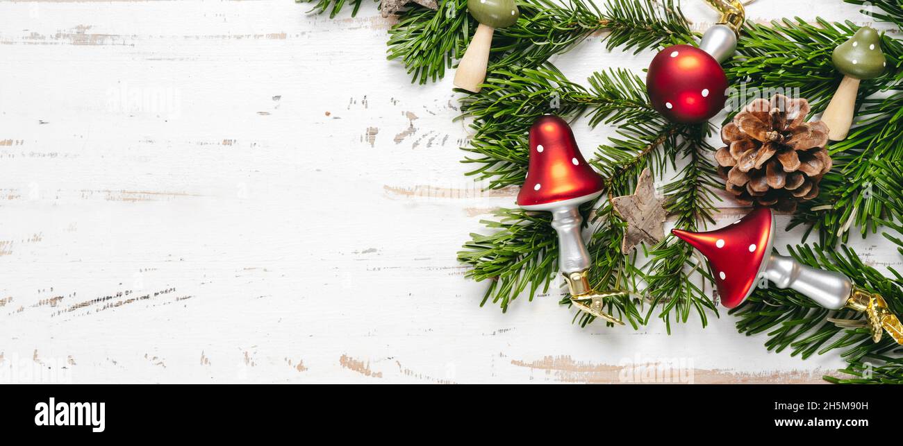 Vue de dessus des décorations de Noël en forme de champignons Banque D'Images