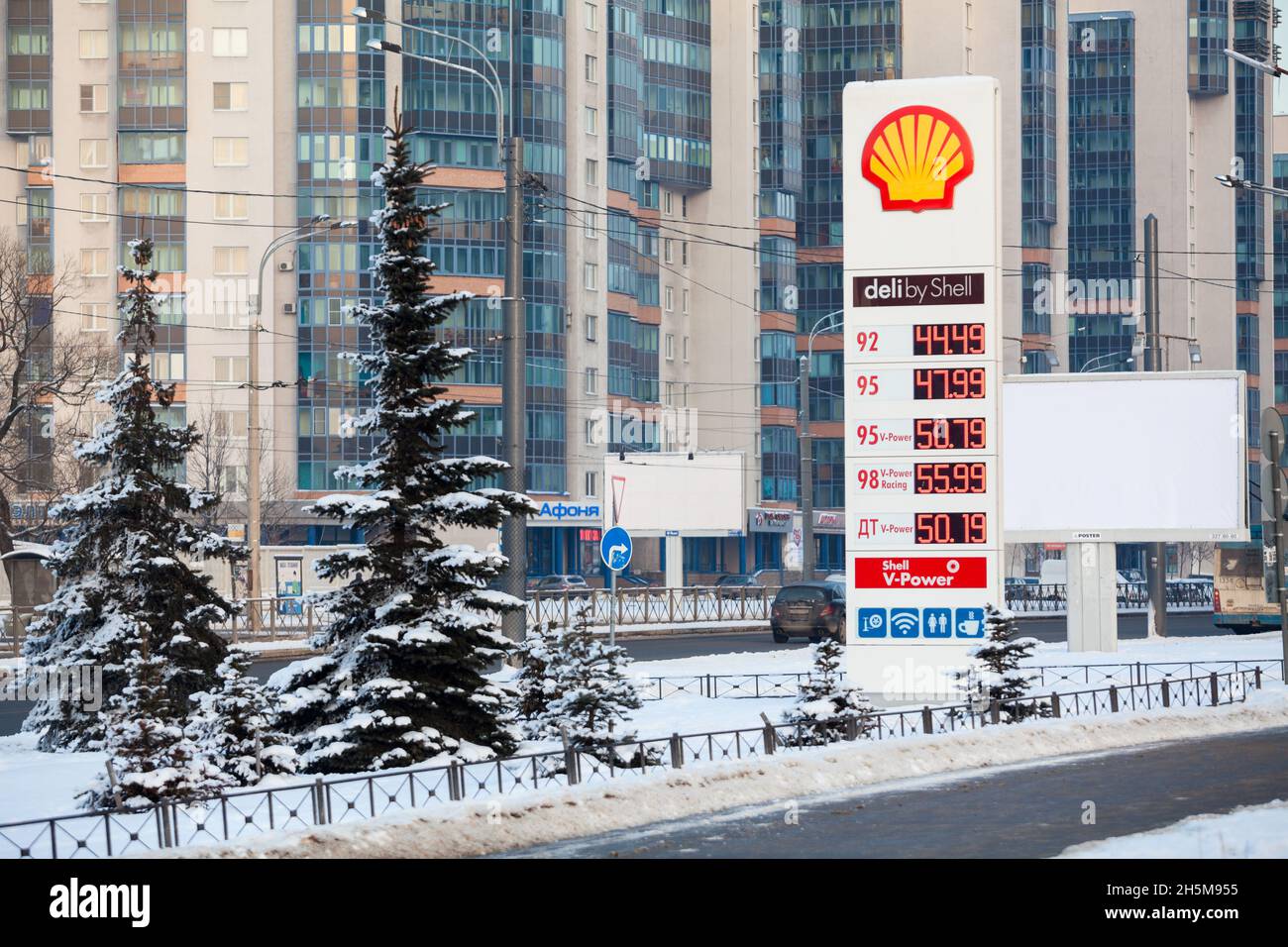 Saint-Pétersbourg, Russie-vers février 2021: Panel avec des prix en rubis est à la station-service de la compagnie Shell.Saison d'hiver.Shell est la plus grosse huile Banque D'Images
