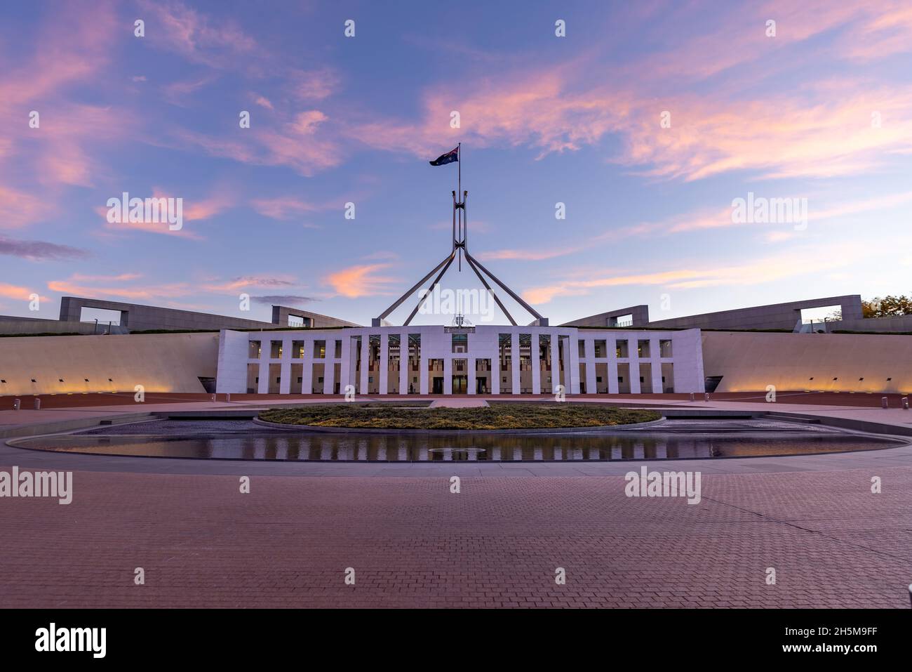 vue panoramique sur le parlement fédéral à canberra au coucher du soleil Banque D'Images