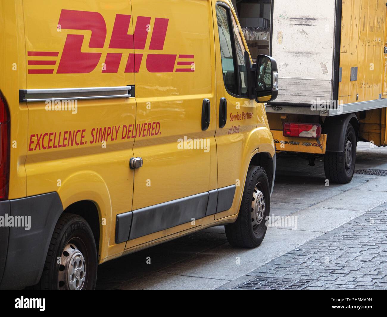Transporteur de fret DHL dans le centre de Milan Italie Banque D'Images