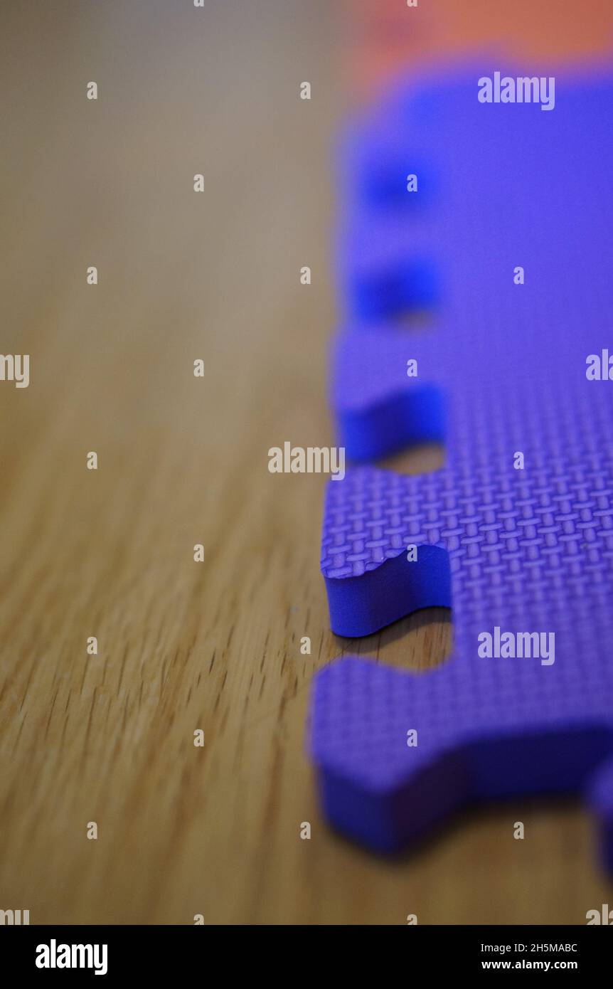 Partie bleue d'un tapis de jeu coloré pour enfants Banque D'Images