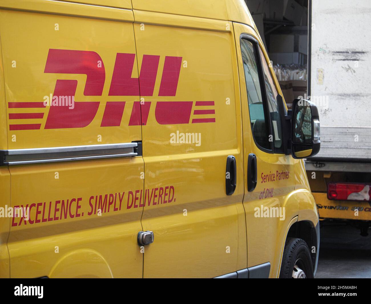 Transporteur de fret DHL dans le centre de Milan Italie Banque D'Images