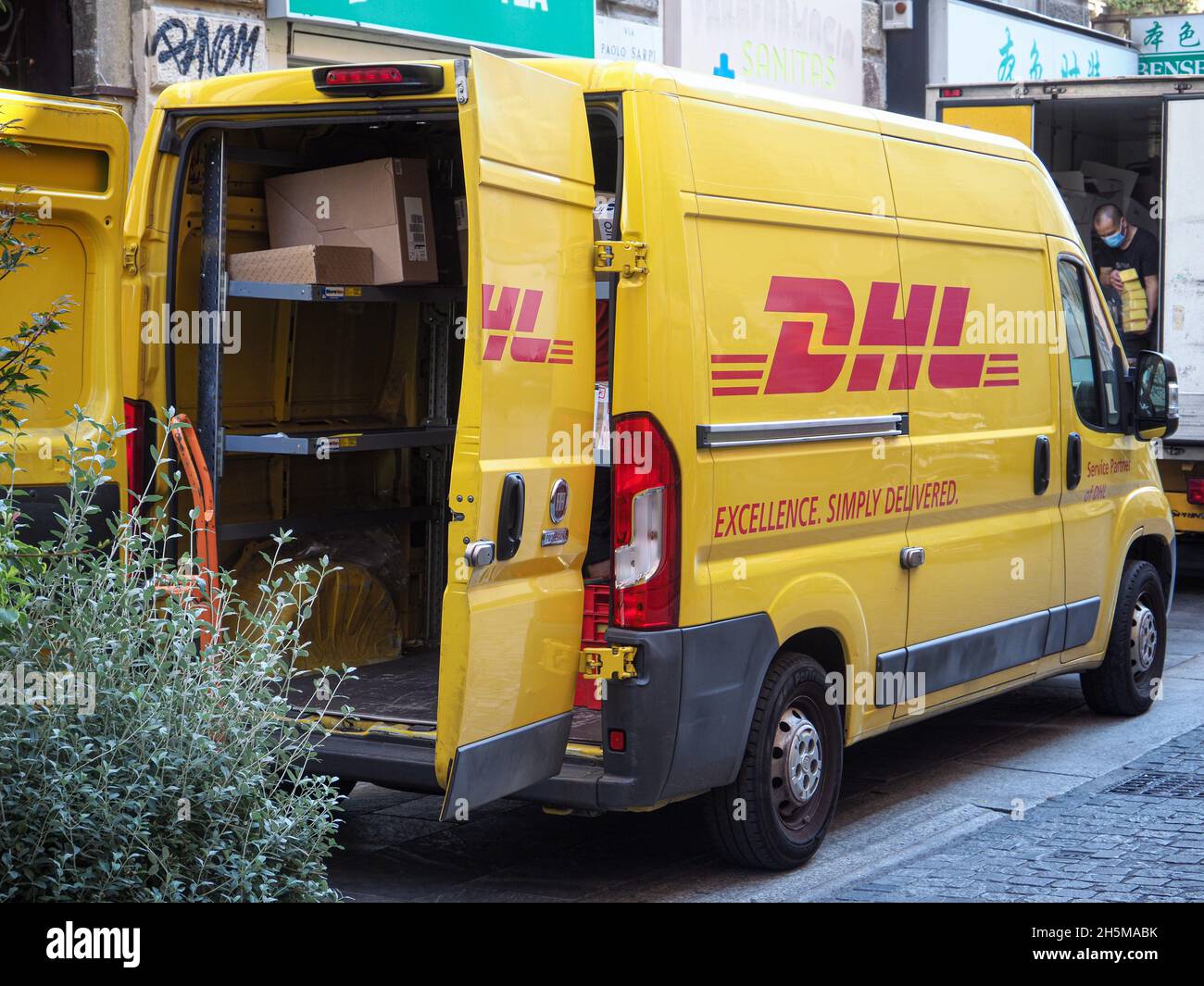 Transporteur de fret DHL dans le centre de Milan Italie Banque D'Images