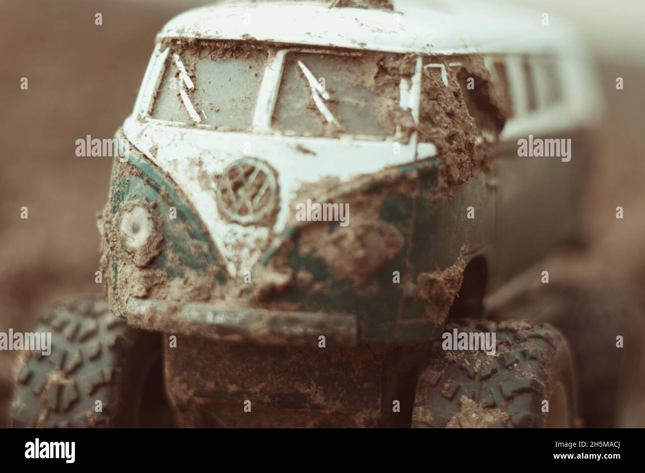 KIEV, UKRAINE - 13 novembre 2019 : gros plan d'un bus Volkswagen dans la boue Banque D'Images