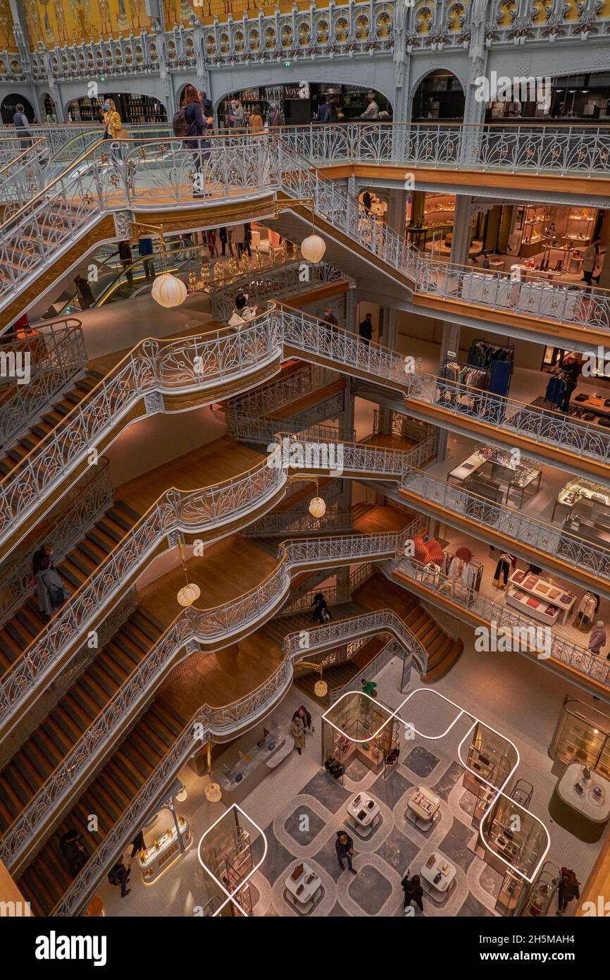 Samaritaine - Grand magasin de luxe avec belle Art Nouveau, Art Déco  architecture et décoration - plafond en fer et verre - Paris, France Photo  Stock - Alamy