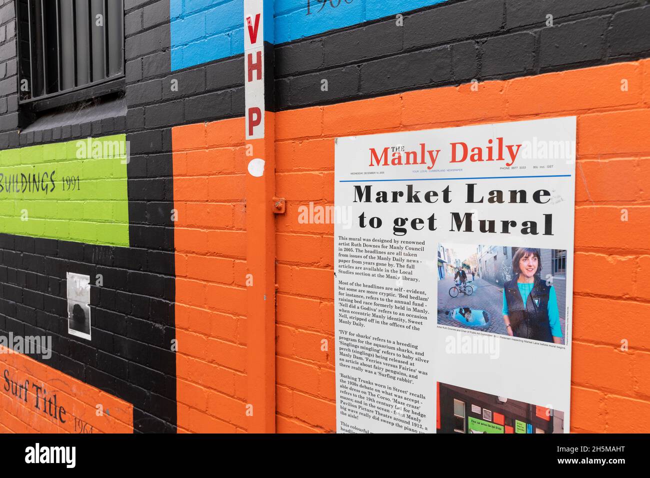 Market Lane, dans la banlieue de Manly Beach, affiche des peintures murales représentant les gros titres des journaux du journal local Manly Daily, Sydney, Australie Banque D'Images