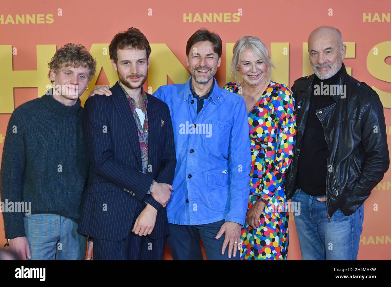 De gauche à droite : Johannes Nussbaum (acteur), Leonard Scheicher (acteur), Hans STEINBICHLER (réalisateur), Rita FALK (auteur), Heiner LAUTERBACH (acteur),HANNES première de film le 10 novembre 2021 dans le Mathaeser Kino à Munich. Banque D'Images