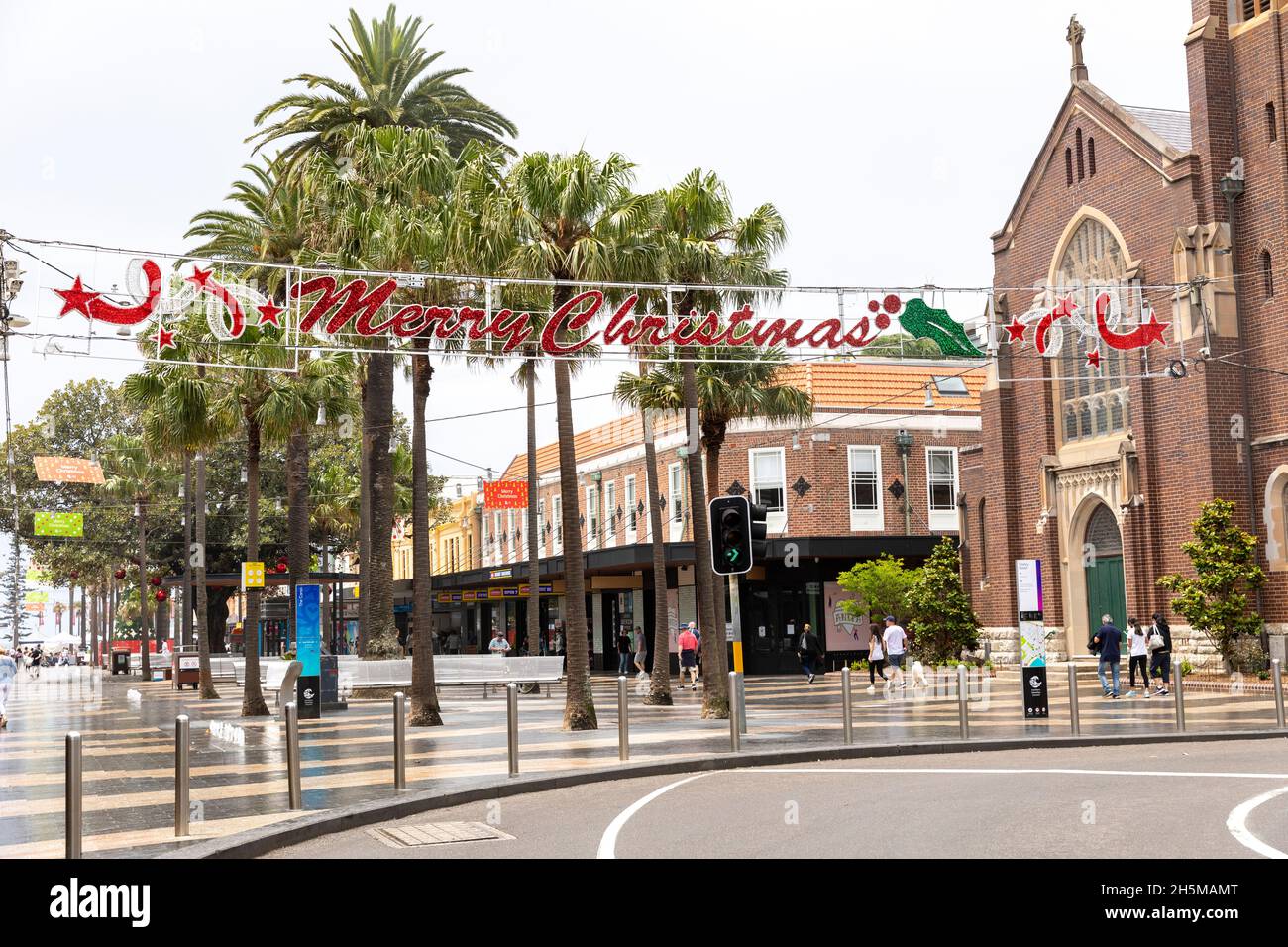 Bannière Joyeux de Noël érigée par le conseil sur la zone piétonne Manly Beach Cross, Sydney, Australie Banque D'Images