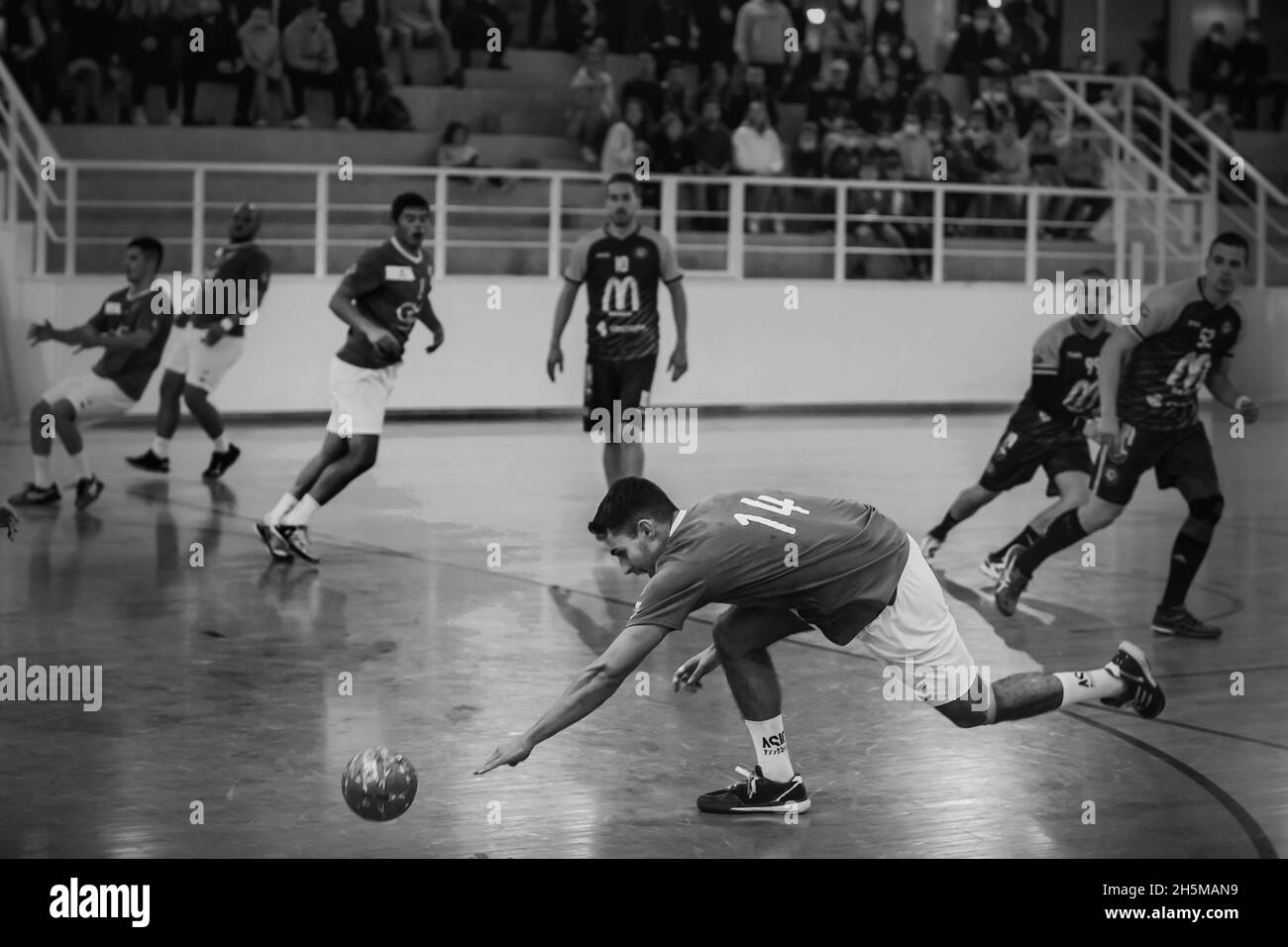 Viana do Castelo, Portugal - 30 octobre 2021: A.D. Aficense joueur en action contre Manabola, compte de jeu pour la 3ème division nationale de Handball. Banque D'Images