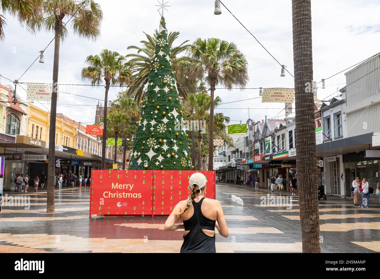 Manly Beach à Sydney arbre de Noël érigé par le conseil dans la croix, dame Jogger court à Sydney, Australie Banque D'Images