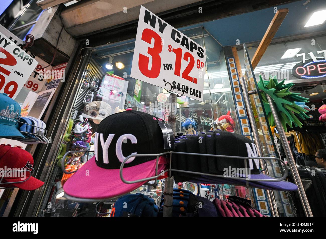 Chapeaux et souvenirs à vendre près de Times Square dans Midtown Manhattan,  New York, NY le 10 novembre 2021.Plus tôt cette semaine, les États-Unis ont  levé les restrictions de voyage qui ont