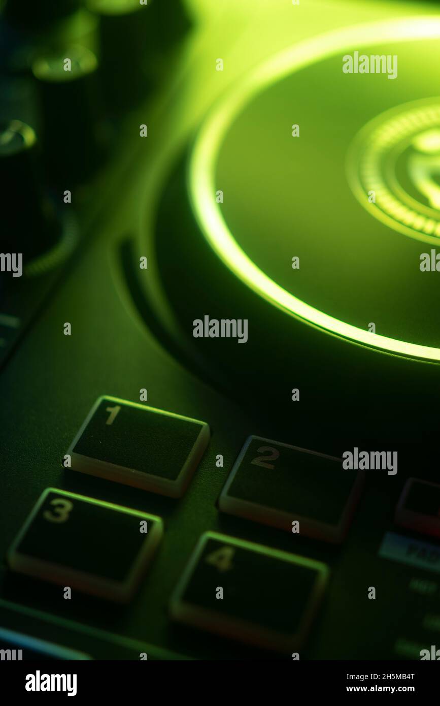DJ table de mixage avec table tournante dans des lumières colorées de fête de mariage disco. Banque D'Images