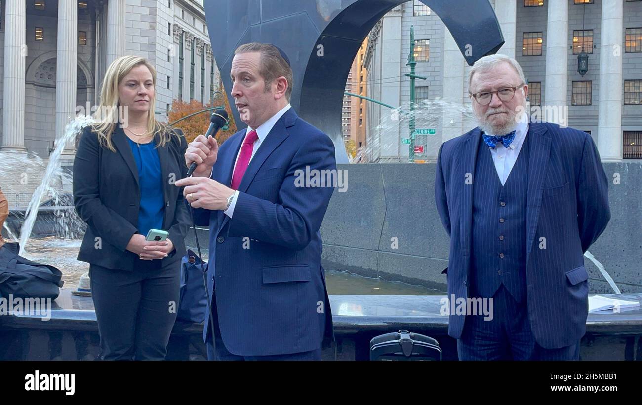 New York, NY, États-Unis.10 novembre 2021.Les avocats Barry Black et Jonathan Nelson parlent aux médias après la décision sur Kane vs. De Blasio à Foley Square à New York le 10 novembre 2021.Crédit : Rainmaker photo/Media Punch/Alamy Live News Banque D'Images