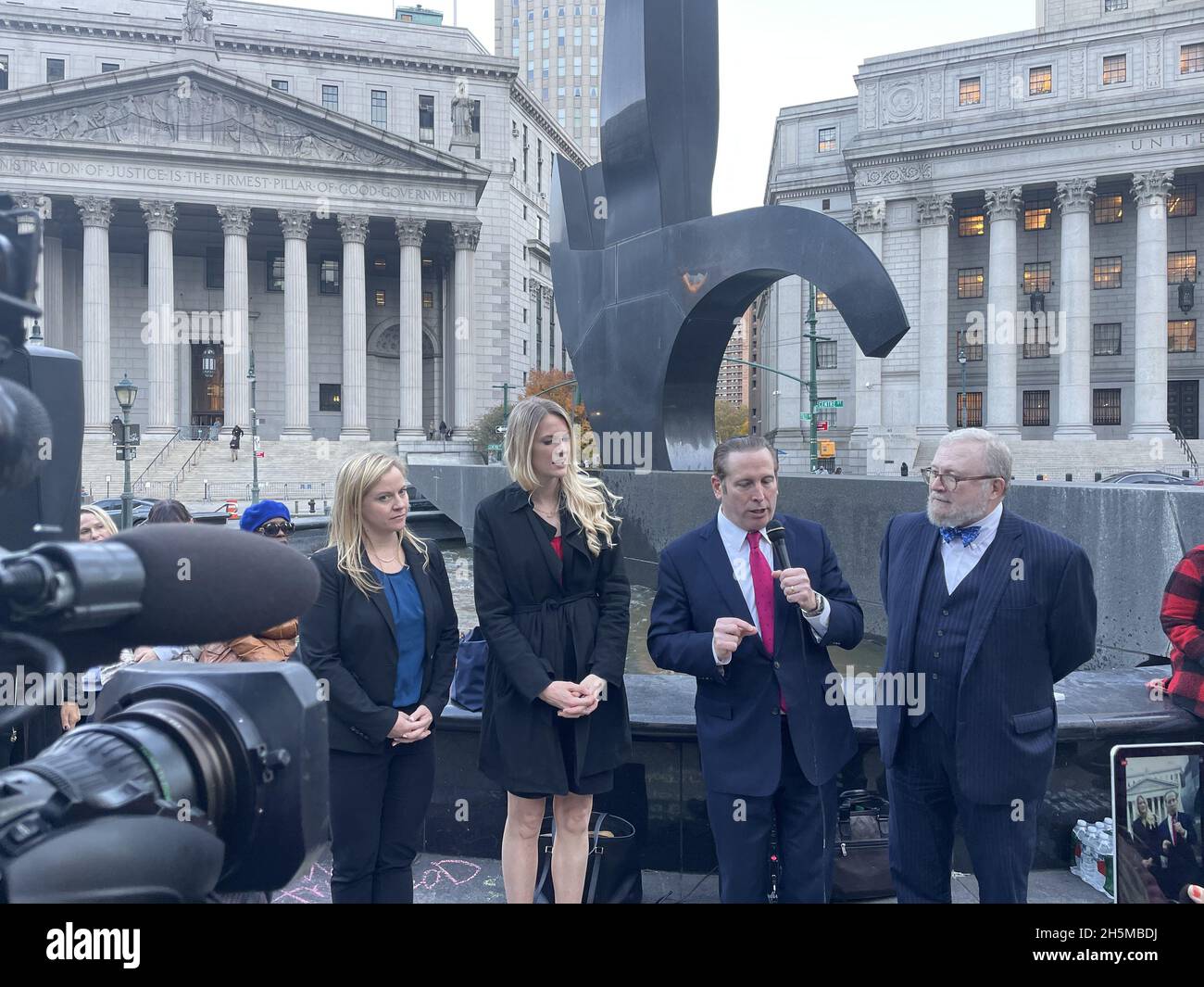 New York, NY, États-Unis.10 novembre 2021.Les avocats Barry Black et Jonathan Nelson parlent aux médias après la décision sur Kane vs. De Blasio à Foley Square à New York le 10 novembre 2021.Crédit : Rainmaker photo/Media Punch/Alamy Live News Banque D'Images