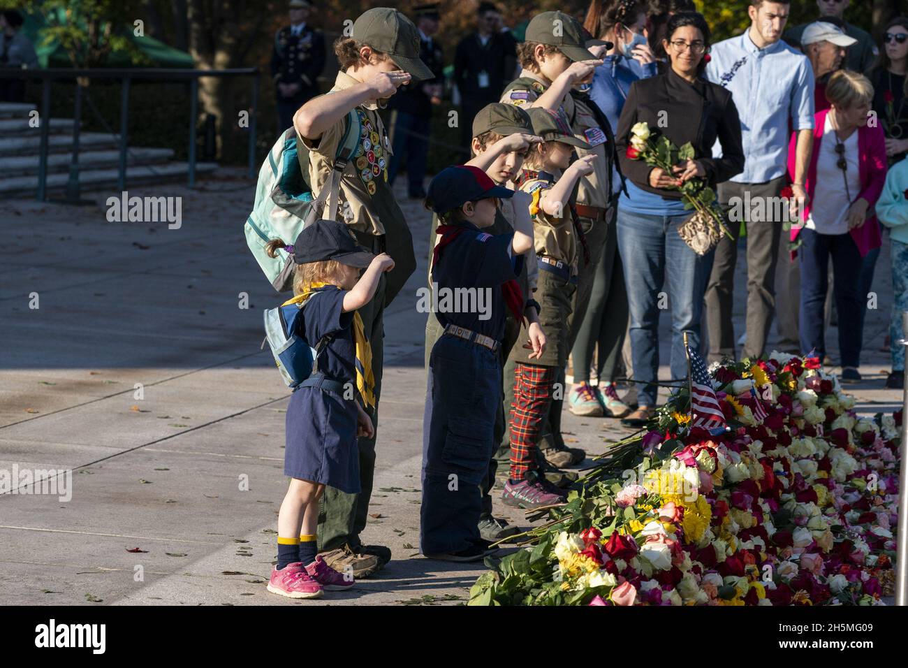 Arlington, États-Unis.10 novembre 2021.Un groupe de scouts cub et de scouts salue après avoir placé des fleurs lors d'un événement de commémoration du centenaire à la tombe du soldat inconnu, au cimetière national d'Arlington, le mercredi 10 novembre 2021, à Arlington,V. (photo AP/Alex Brandon, Pool) crédit : UPI/Alay Live News Banque D'Images