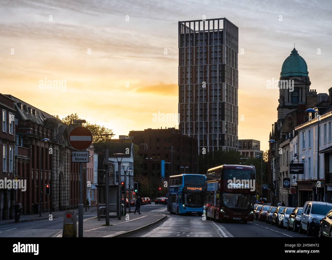 Le soleil se couche derrière Castle Park View et Old Market à Bristol, en Angleterre. Banque D'Images