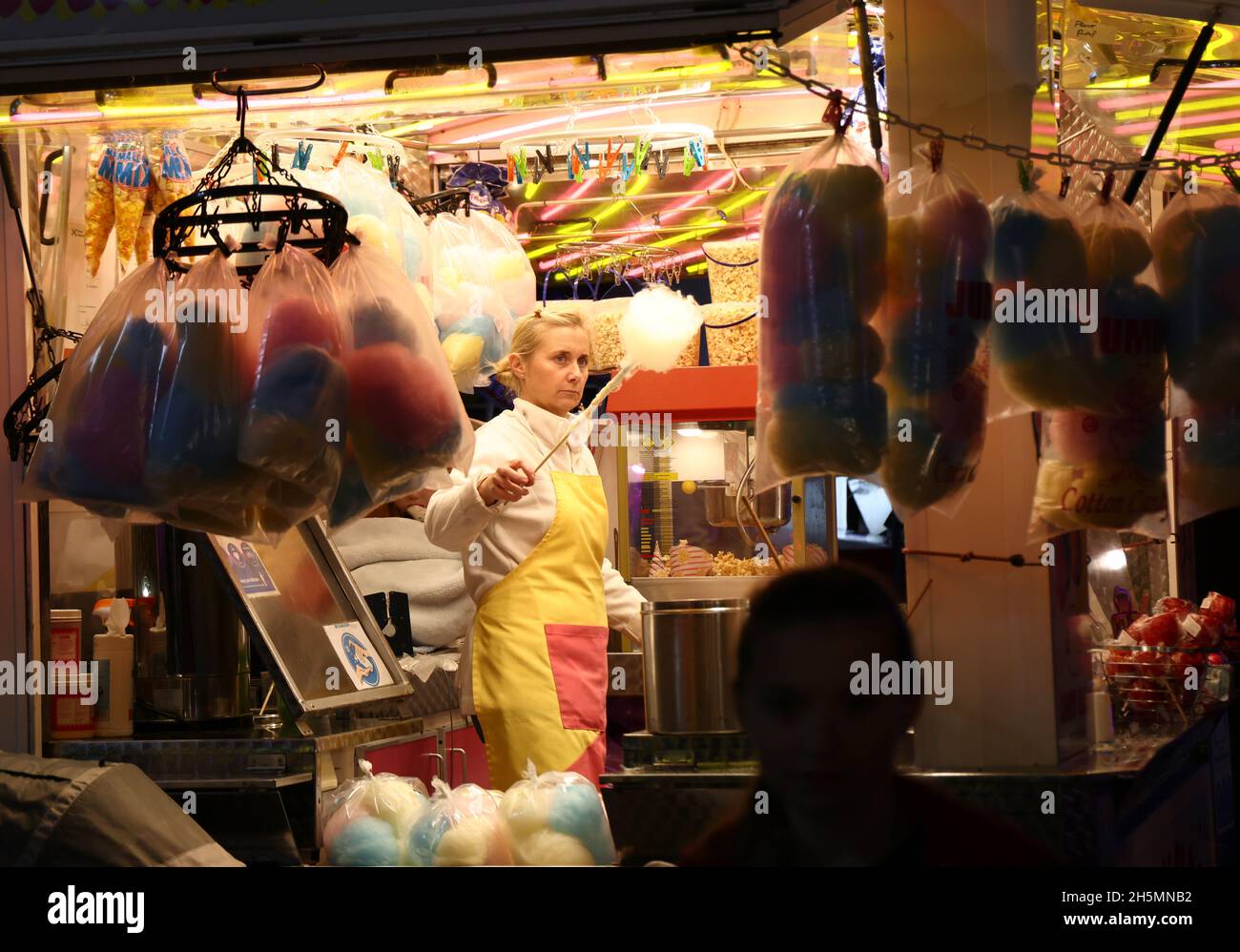 Loughborough, Leicestershire, Royaume-Uni.10 novembre 2021.Un travailleur fabrique Candyfloss lors des célébrations de la 800e année de la foire de rue annuelle.En 1221, un jeune roi Henry III a accordé une charte royale à Hugh le Despenser, le seigneur du manoir, pour tenir un marché hebdomadaire le jeudi et une foire annuelle à Loughborough.Credit Darren Staples/Alay Live News. Banque D'Images