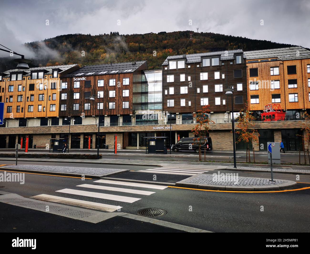 VOSS, NORVÈGE - 09 octobre 2021 : une petite ville semblable bâtiments avec un arrière-plan de la montagne en Norvège. Banque D'Images