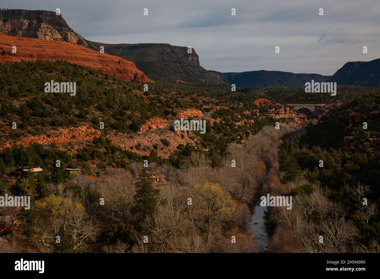 Vue sur Oak Creek depuis la Munds Wagon Trail près de Sedona, Arizona, février 2020 Banque D'Images