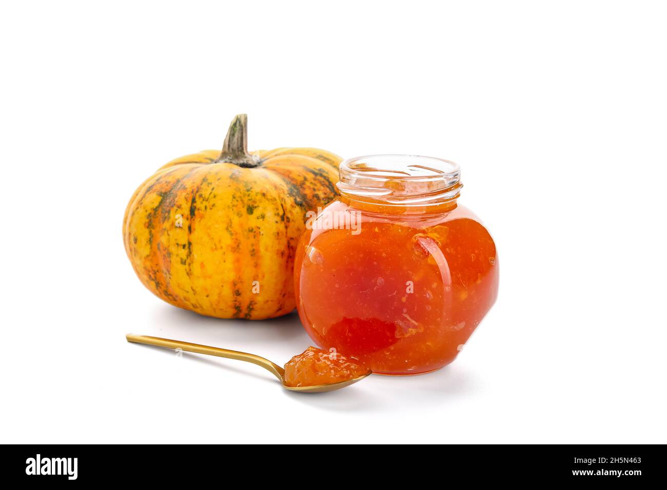 Pot de confiture de citrouille douce sur fond blanc Banque D'Images