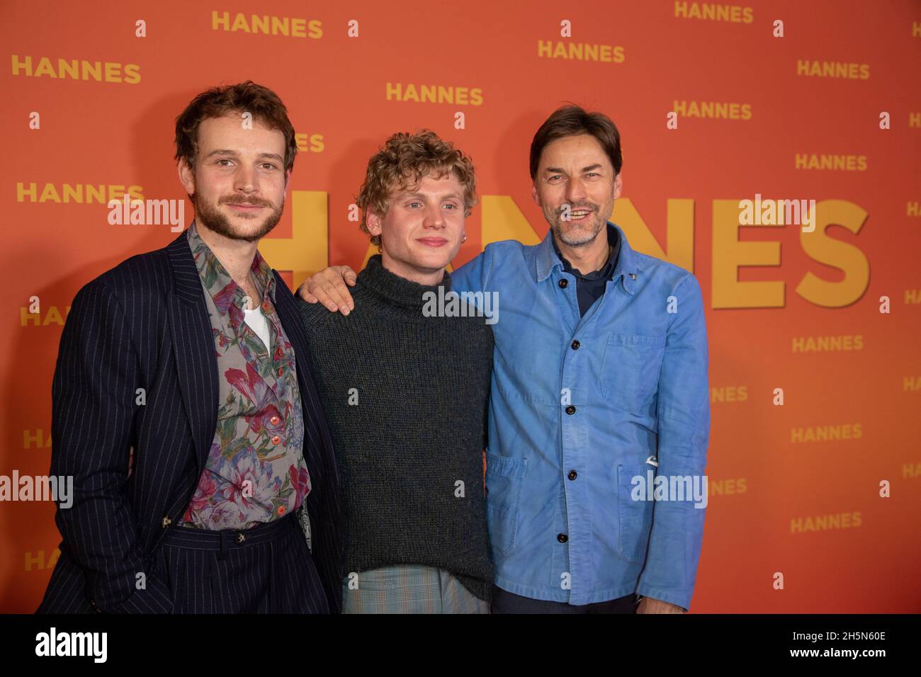 Leonard Scheicher et Johannes Nussbaum avec Hans Steinbichler à la première de Hannes le 10 novembre 2021 dans le cinéma Mathaeser à Munich, Allemagne.(Photo par Alexander Pohl/Sipa USA) crédit: SIPA USA/Alay Live News Banque D'Images