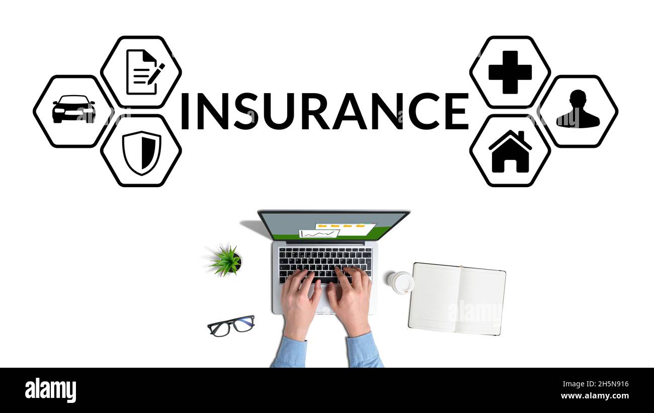 Le concept de divers types d'assurance en tant qu'entreprise.Agent d'assurance travaillant sur ordinateur portable Banque D'Images