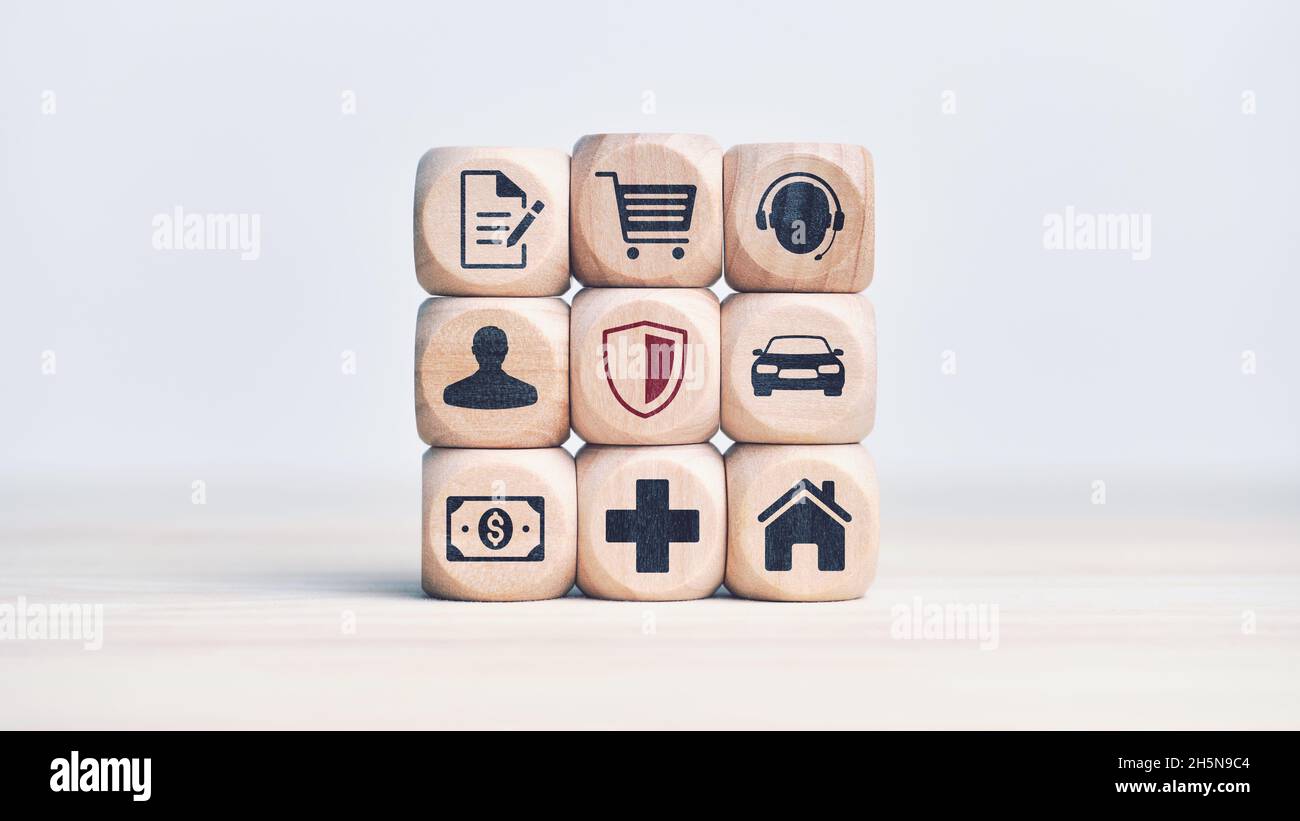 Concept de divers types d'affaires d'assurance.Cubes en bois avec voiture, argent, santé, soutien, icônes immobilières Banque D'Images