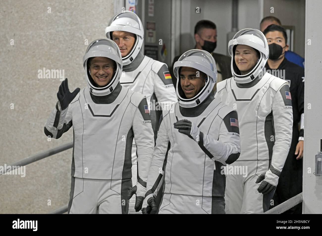 Les membres de l'équipage-3, les astronautes Matthias Maurer et Kayla Barron (l & r à l'arrière), avec Tom Marshburn et Raja Chari (l & r à l'avant) sortent du bâtiment O&C Neil Armstrong pour un trajet vers le complexe 39A au Centre spatial Kennedy, en Floride, mercredi 10 novembre 2021.L'équipage se lance à la Station spatiale internationale.Photo de Joe Marino/UPI crédit: UPI/Alay Live News Banque D'Images