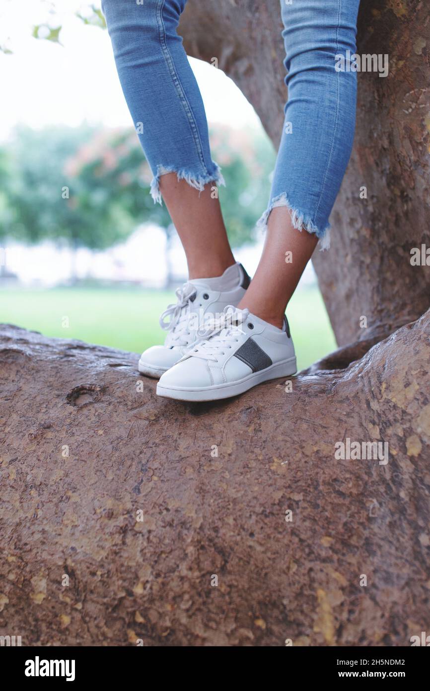 Femme jambes debout sur branche d'arbre dans le concept de parc vertical Banque D'Images