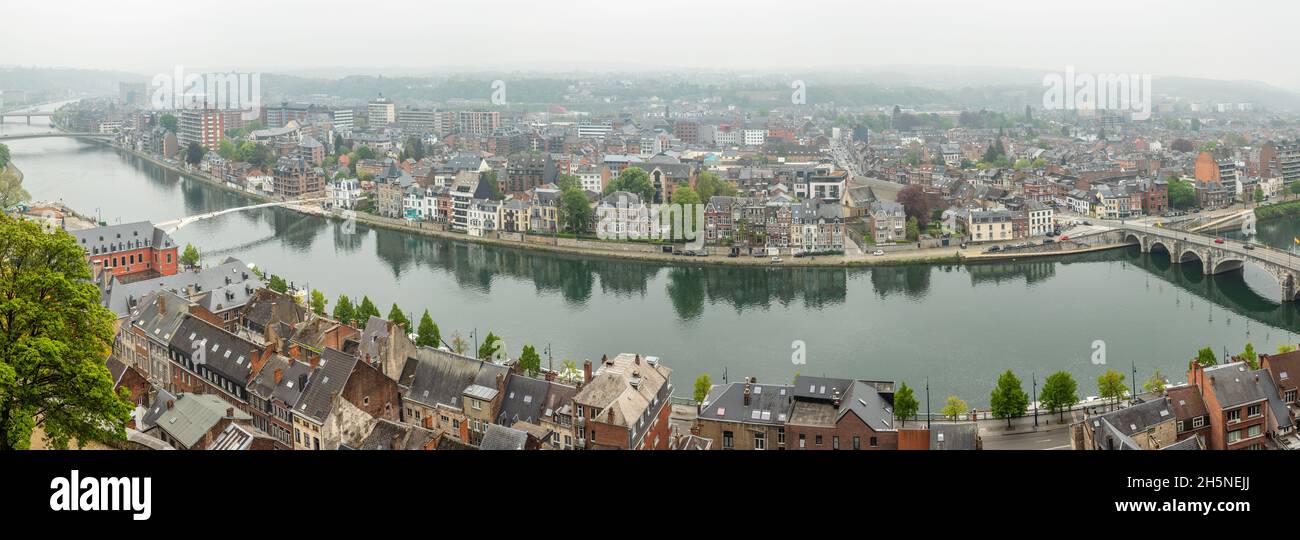 Meuse avec Jambes bridge et panorama de la ville, Namur, Wallonie, Belgique Banque D'Images