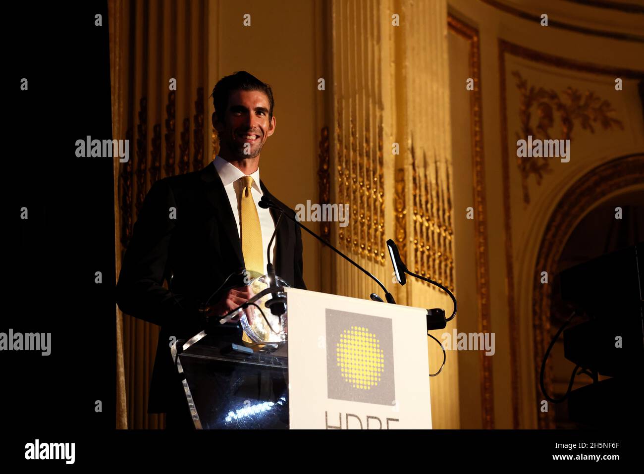 New York, New York, États-Unis.10 novembre 2021.L'Olympian Michael Phelps s'adresse aux participants lors du 15e déjeuner annuel de la Hope for Depression Research Foundation qui s'est tenu aujourd'hui à l'hôtel Plaza à New York.Crédit : Adam Stoltman/Alamy Live News Banque D'Images