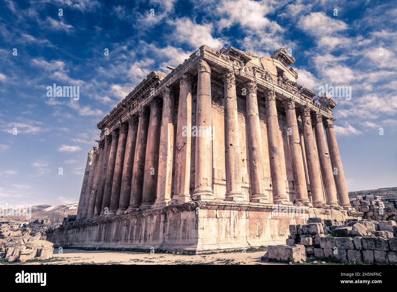 Romain antique temple de Bacchus entouré de ruines et de ciel bleu en arrière-plan, vallée de la Bekaa, à Baalbek, Liban Banque D'Images