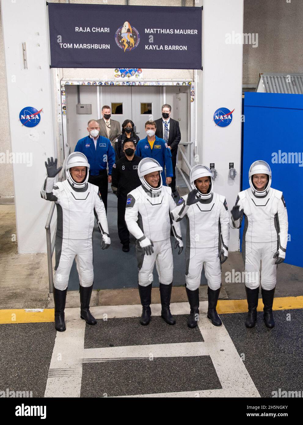 Matthias Maurer, astronaute de l'ESA (Agence spatiale européenne), à gauche, et Tom Marshburn, astronautes de la NASA, deuxième à partir de la gauche, Raja Chari, deuxième à partir de la droite, et Kayla Barron,À droite, en portant des espaces SpaceX, sont vus comme ils se préparent à partir de Neil A. Armstrong Operations and Checkout Building pour le complexe de lancement 39A pour monter à bord de l'engin spatial SpaceX Crew Dragon pour le lancement de la mission Crew-3, le mercredi 10 novembre 2021, au Centre spatial NASAs Kennedy en Floride.NASAs la mission SpaceX Crew-3 est la troisième mission de rotation d'équipage du vaisseau spatial SpaceX Crew Dragon et de la fusée Falcon 9 vers l'espace international Banque D'Images