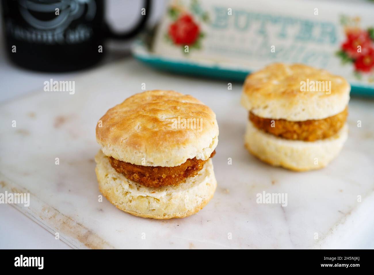 Sandwich au biscuit de poulet ou curseurs sur fond blanc, foyer sélectif Banque D'Images