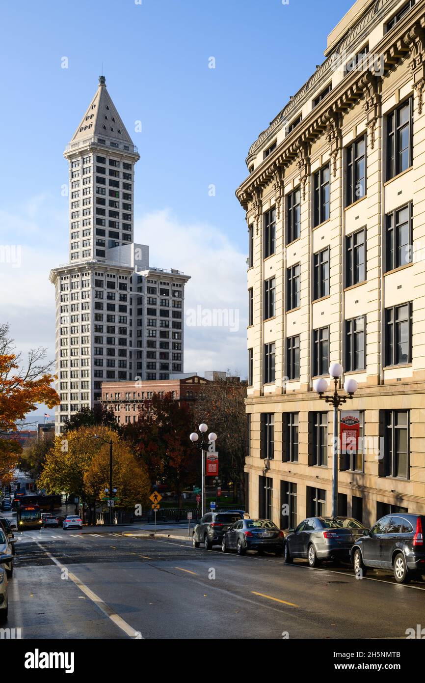 Seattle - 09 novembre 2021 ; le soleil après la pluie sur Yesler Way à Seattle.La rangée de patins d'origine mène à la tour Smith historique Banque D'Images
