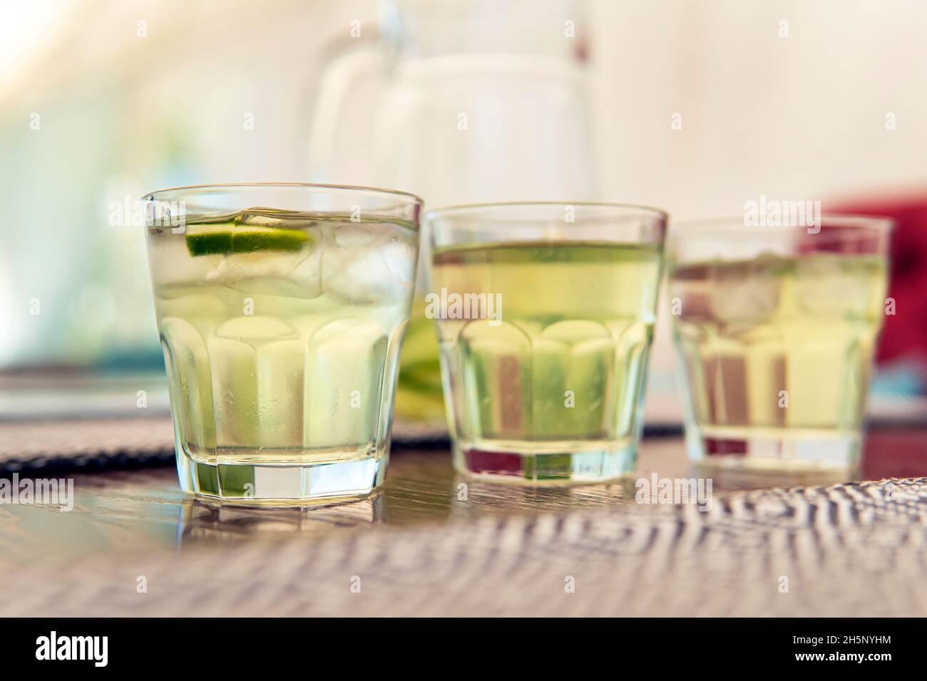 Un verre de limonade.3 verres de limonade fraîche sont sur une table en bois dans un café d'été.Limonade maison Banque D'Images