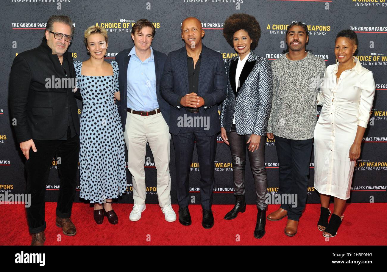 New York, États-Unis.10 novembre 2021.De gauche à droite : John Maggio, Monica Berra, Teddy Kunhardt, Bryan Stevenson, Latina Ruby Frazier,Devin Allen et Leslie Parks Bailey assistent à la projection du documentaire De HBO A Choice of Weapons, inspiré par Gordon Parks au Museum of Modern Art de New York, NY, le 10 novembre 2021.(Photo de Stephen Smith/SIPA USA) crédit: SIPA USA/Alay Live News Banque D'Images