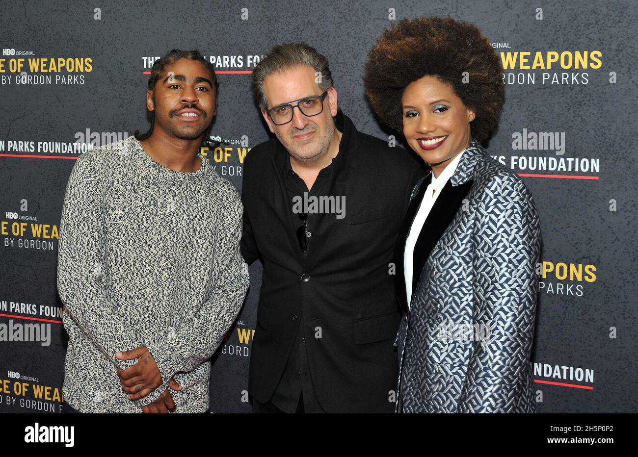 New York, États-Unis.10 novembre 2021.De gauche à droite : Devin Allen, John Maggio et Lamoya Ruby Frazier assistent à la projection du documentaire Hbo A Choice of Arrgs, inspiré par Gordon Parks au Museum of Modern Art de New York, NY, le 10 novembre 2021.(Photo de Stephen Smith/SIPA USA) crédit: SIPA USA/Alay Live News Banque D'Images