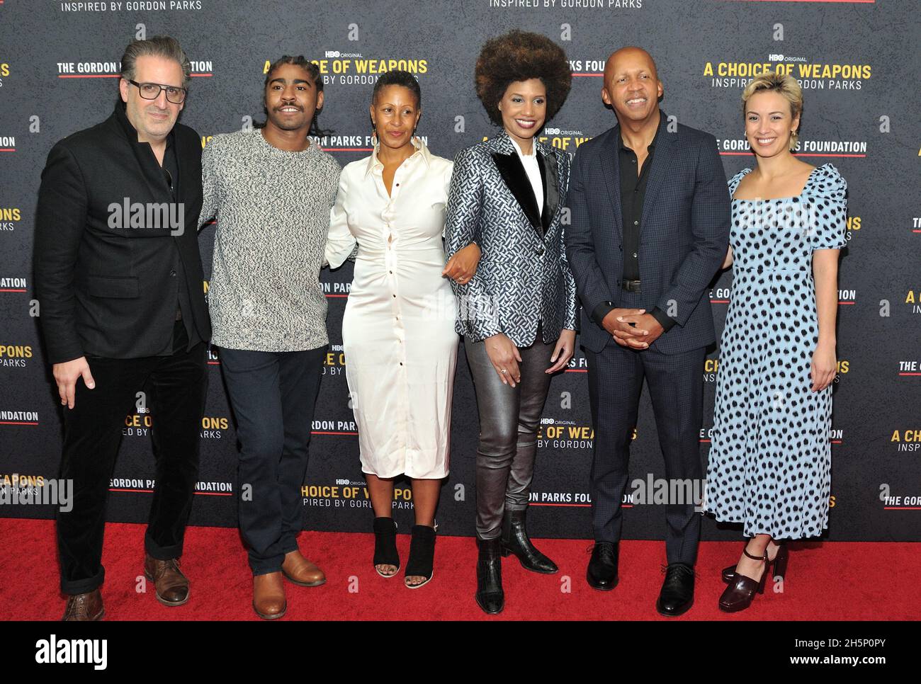 New York, États-Unis.10 novembre 2021.De gauche à droite : John Maggio, Devin Allen, Leslie Parks Bailey, Lamoya Ruby Frazier, Bryan Stevenson et Monica Berra assistent à la projection du documentaire Hbo A Choice of Arrgs, inspiré par Gordon Parks au Museum of Modern Art de New York, NY, le 10 novembre 2021.(Photo de Stephen Smith/SIPA USA) crédit: SIPA USA/Alay Live News Banque D'Images