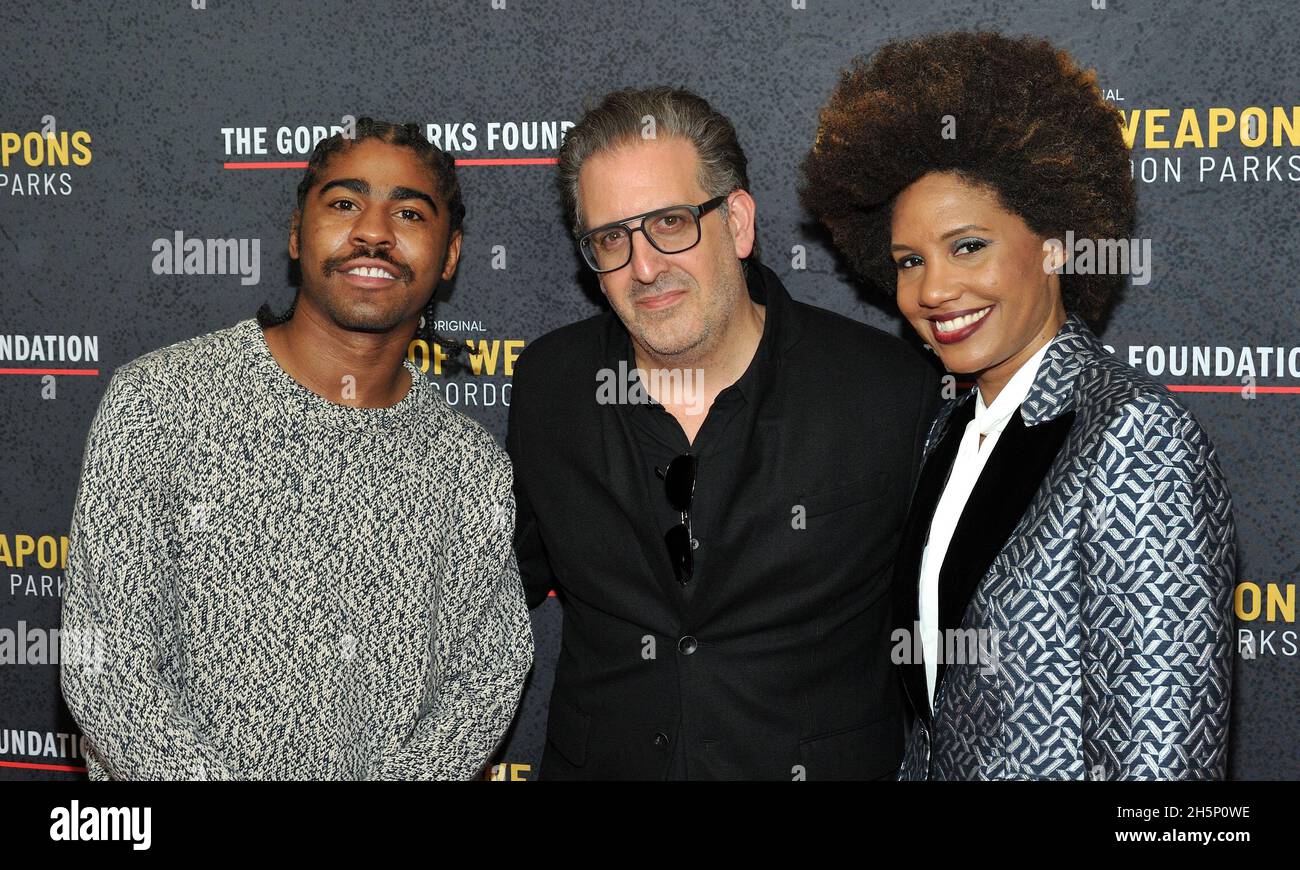 New York, États-Unis.10 novembre 2021.De gauche à droite : Devin Allen, John Maggio et Lamoya Ruby Frazier assistent à la projection du documentaire Hbo A Choice of Arrgs, inspiré par Gordon Parks au Museum of Modern Art de New York, NY, le 10 novembre 2021.(Photo de Stephen Smith/SIPA USA) crédit: SIPA USA/Alay Live News Banque D'Images