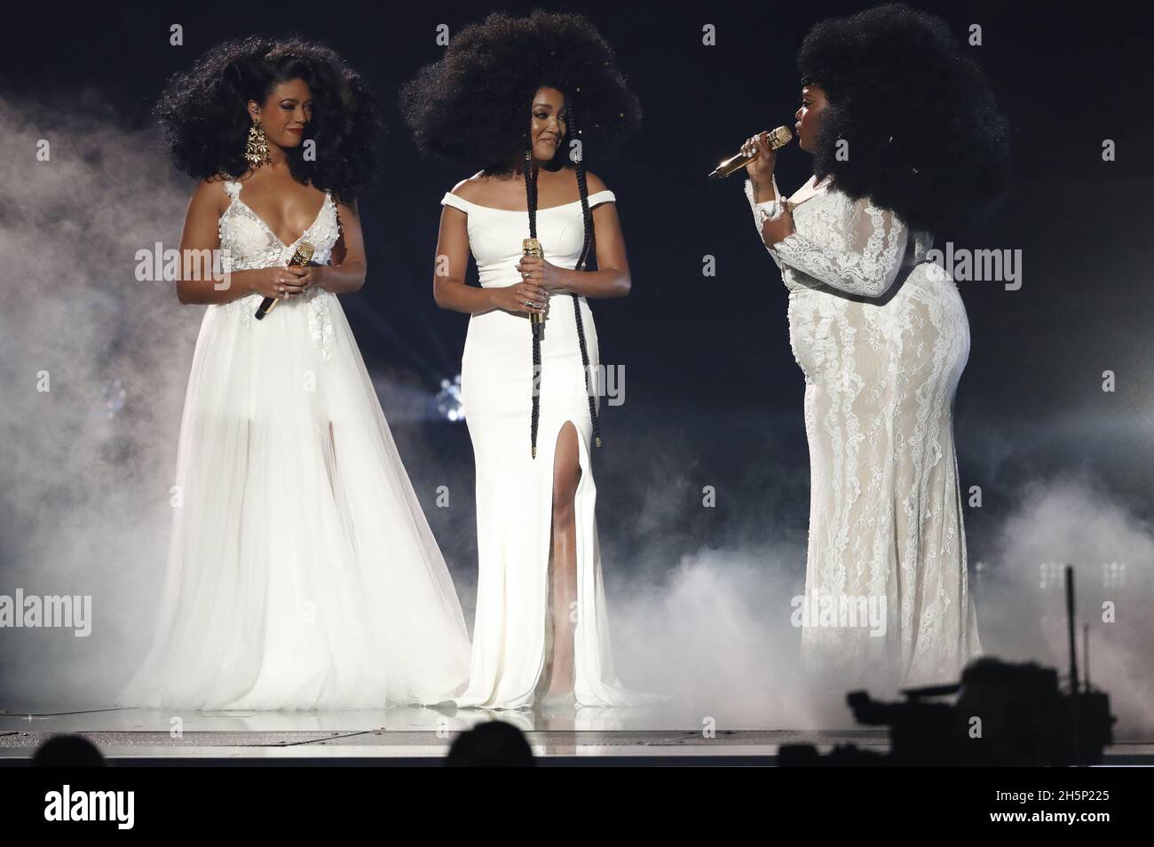 Nashville, États-Unis.10 novembre 2021.Mickey Guyton, Brittney Spencer et Madeline Edwards, se sont produits lors de la 55e cérémonie annuelle des CMA Awards à Bridgestone Arena à Nashville, Tennessee, le mercredi 10 novembre 2021.Photo de John Angelillo/UPI crédit: UPI/Alay Live News Banque D'Images