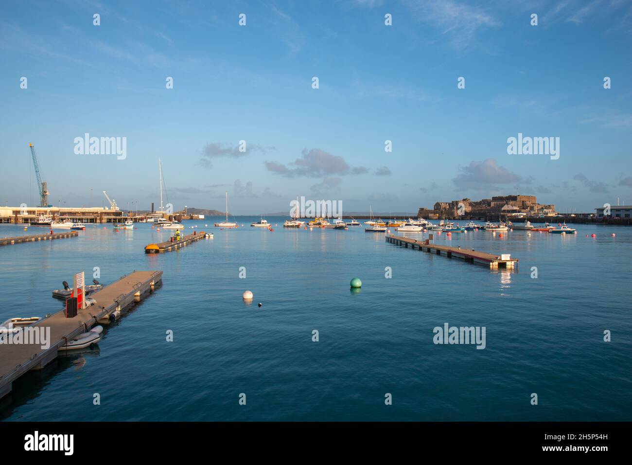 Vue sur le château de Cornet depuis le port, le port St Peter, Guernesey Banque D'Images