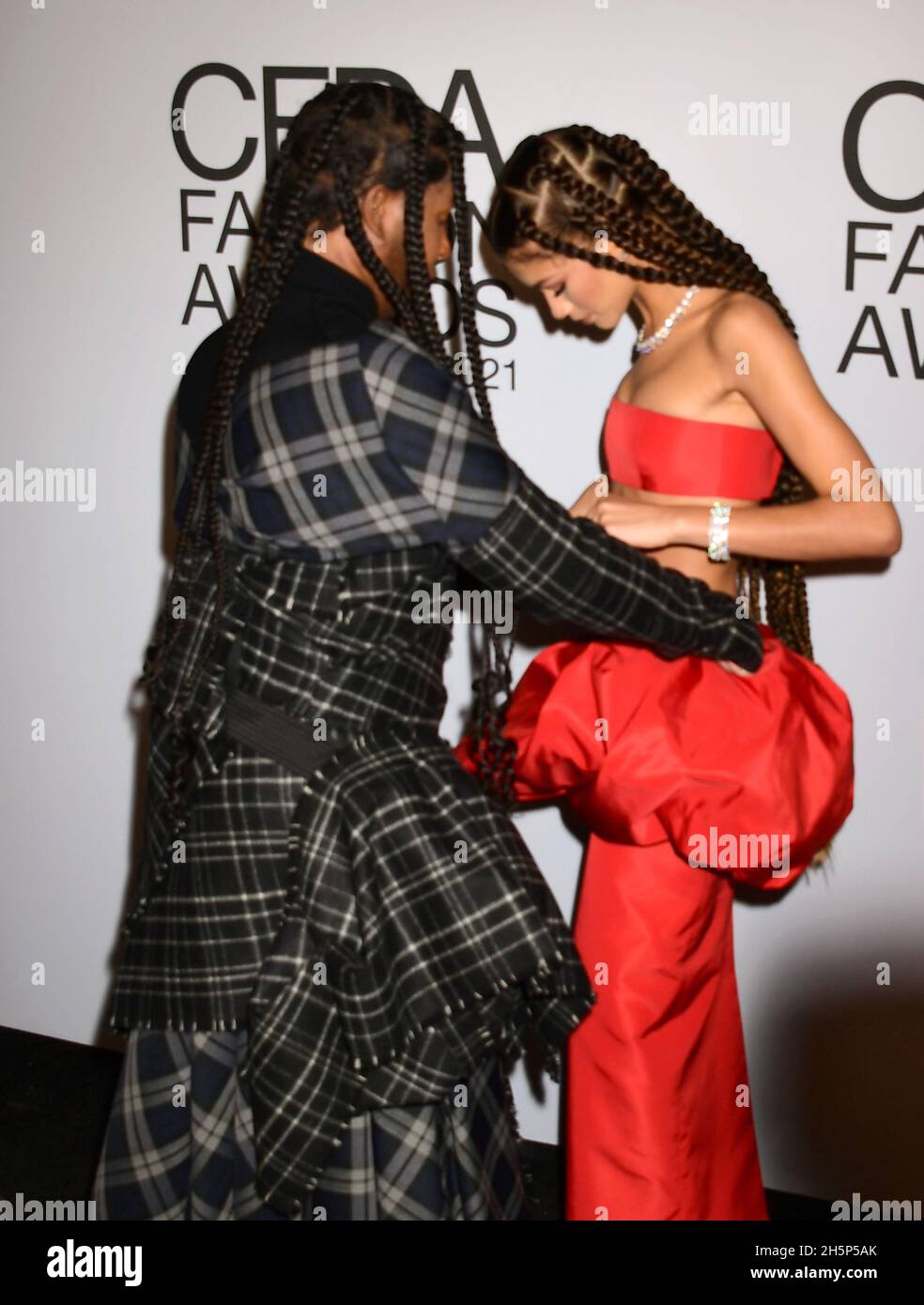 New York, États-Unis.10 novembre 2021.Law Roach et Zendaya arrivent pour les Prix de mode 2021 de la CFDA crédit: Jennifer Graylock/Alay Live News Banque D'Images