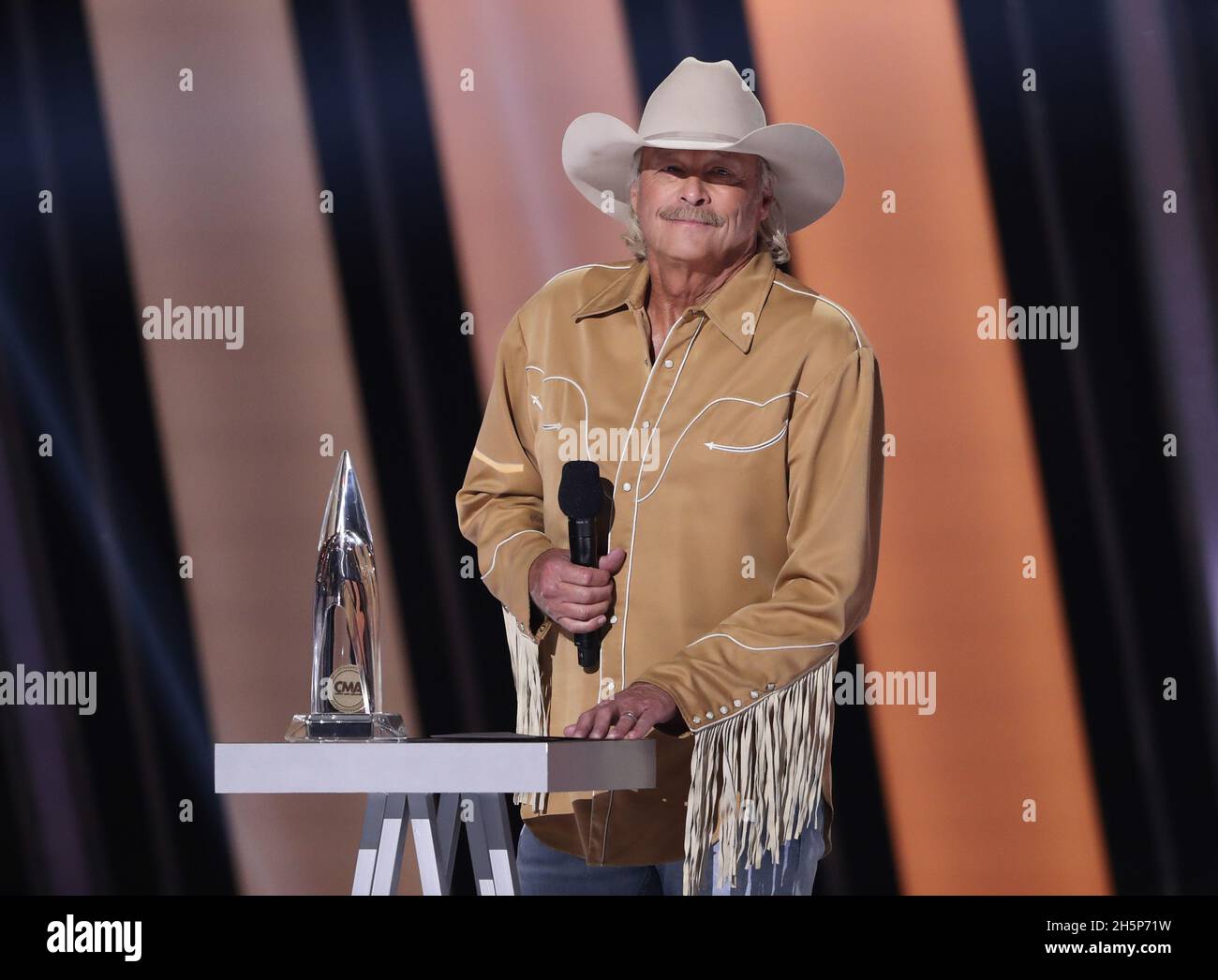 Nashville, États-Unis.10 novembre 2021.Alan Jackson remet le prix du divertissement de l'année au 55e prix annuel de la CMA au Bridgestone Arena de Nashville, Tennessee, le mercredi 10 novembre 2021.Photo de John Angelillo/UPI crédit: UPI/Alay Live News Banque D'Images