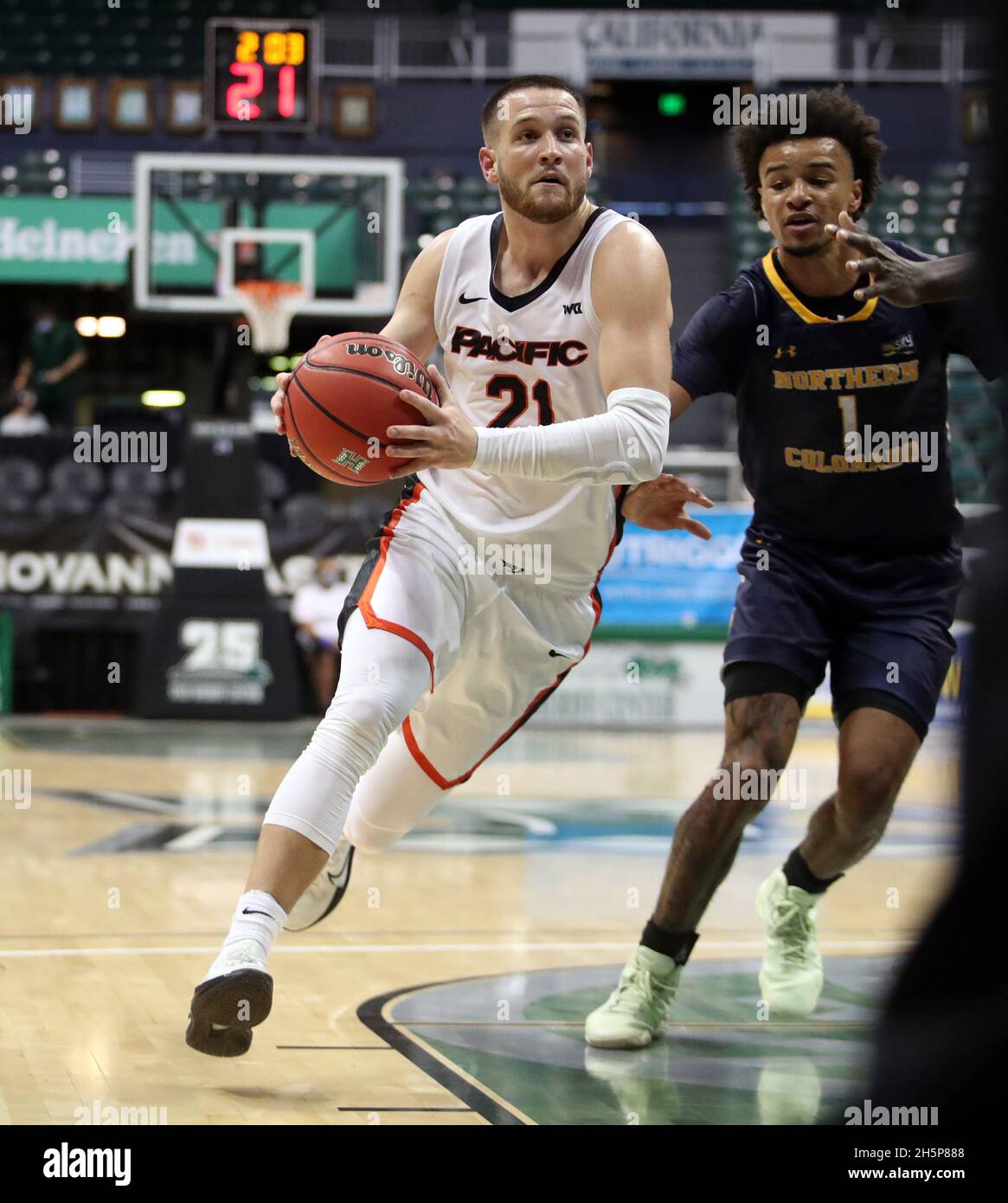 10 novembre 2021 - les Tigres du Pacifique gardent Luke Avdalovic #21 conduit la voie pendant un match entre les Tigres du Pacifique et les ours du nord du Colorado pendant le Rainbow Classic à la Squili Arena au Stan Sheriff Centre à Honolulu, HI - Michael Sullivan/CSM Banque D'Images