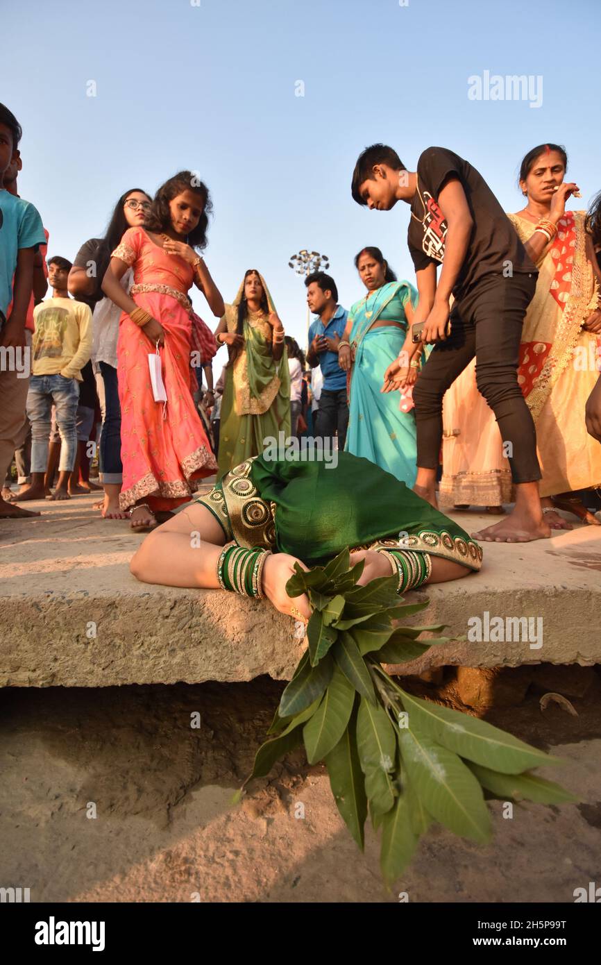 Howrah, Bengale-Occidental, Inde.10 novembre 2021.Les dévotés hindous prient sur la rive du Gange comme un rituel védique pendant les offrandes du soir au Dieu Soleil du festival Chhath annuel de plusieurs jours au milieu de la 2e année de la pandémie de Covid-19.(Credit image: © Biswarup Ganguly/Pacific Press via ZUMA Press Wire) Banque D'Images