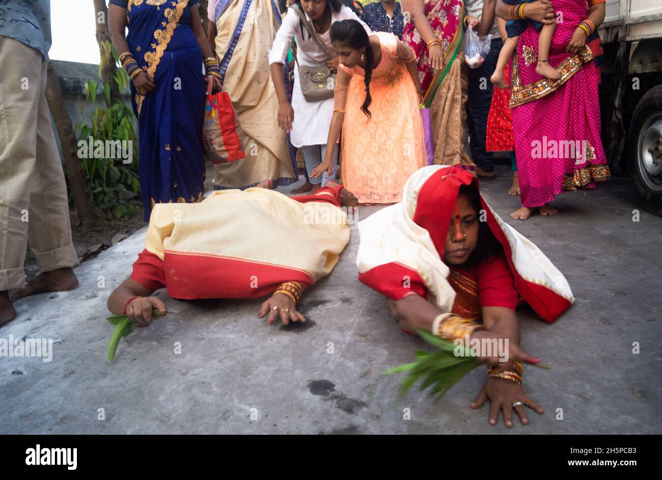Kolkata, Bengale occidental, Inde.10 novembre 2021.Chhath puja est dédié au Dieu du soleil Surya.Le soleil est le dieu visible pour chaque être, est la base de la vie de toutes les créatures sur terre.(Credit image: © Arnab Dutta/Pacific Press via ZUMA Press Wire) Banque D'Images