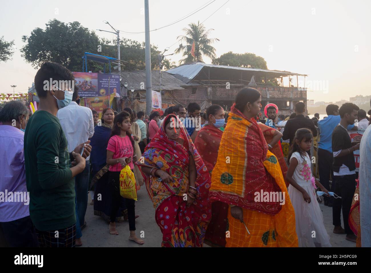 Kolkata, Bengale occidental, Inde.10 novembre 2021.Chhath puja est dédié au Dieu du soleil Surya.Le soleil est le dieu visible pour chaque être, est la base de la vie de toutes les créatures sur terre.(Credit image: © Arnab Dutta/Pacific Press via ZUMA Press Wire) Banque D'Images